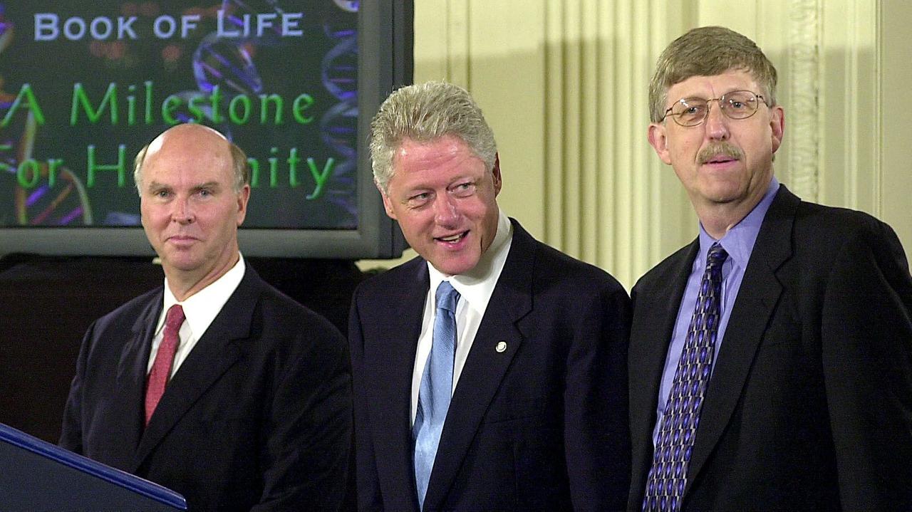 Bill Clinton (M.) steht lächelnd zwischen den Genforschern Craig Venter (l.) und Francis Collins. Bill Clinton (M.) steht lächelnd zwischen den Genforschern Craig Venter (l.) und Francis Collins.