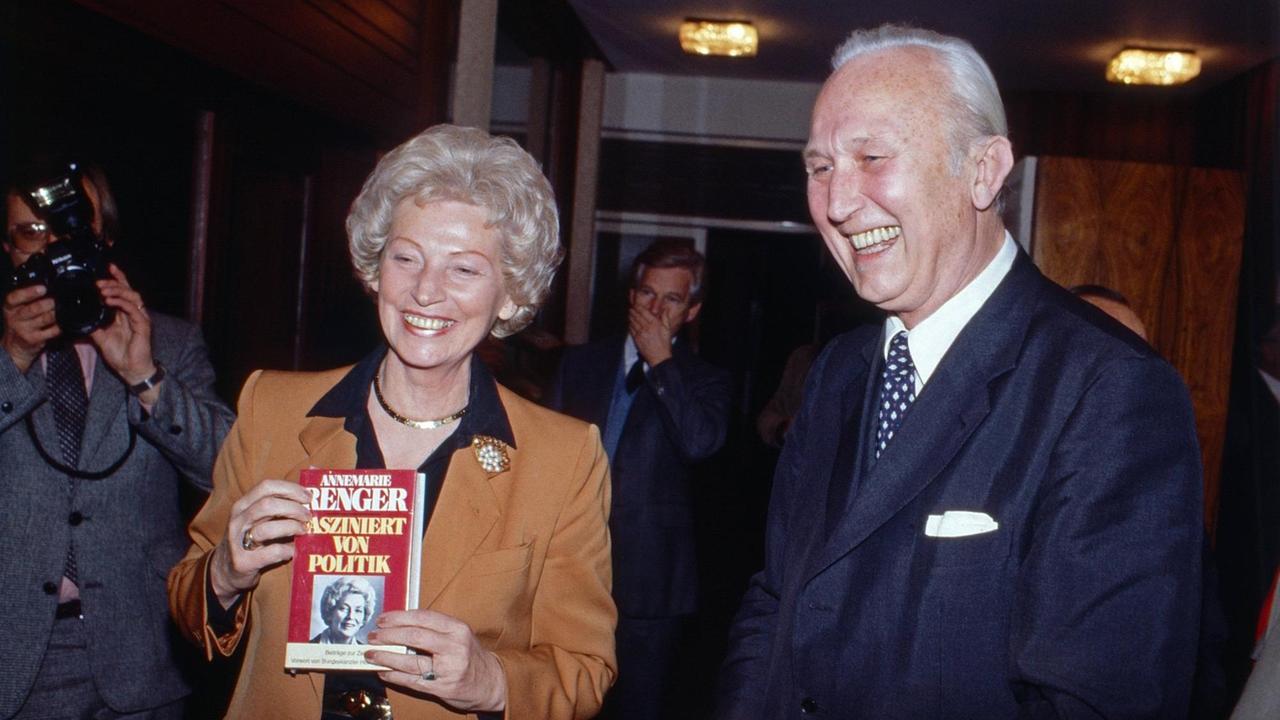 Annemarie Renger, ehemalige Vizepräsidentin des Deutschen Bundestags, hält 1982 ihr Buch "Fasziniert von Politik" in die Kamera. Annemarie Renger, ehemalige Vizepräsidentin des Deutschen Bundestags, hält 1982 ihr Buch "Fasziniert von Politik" in die Kamera.