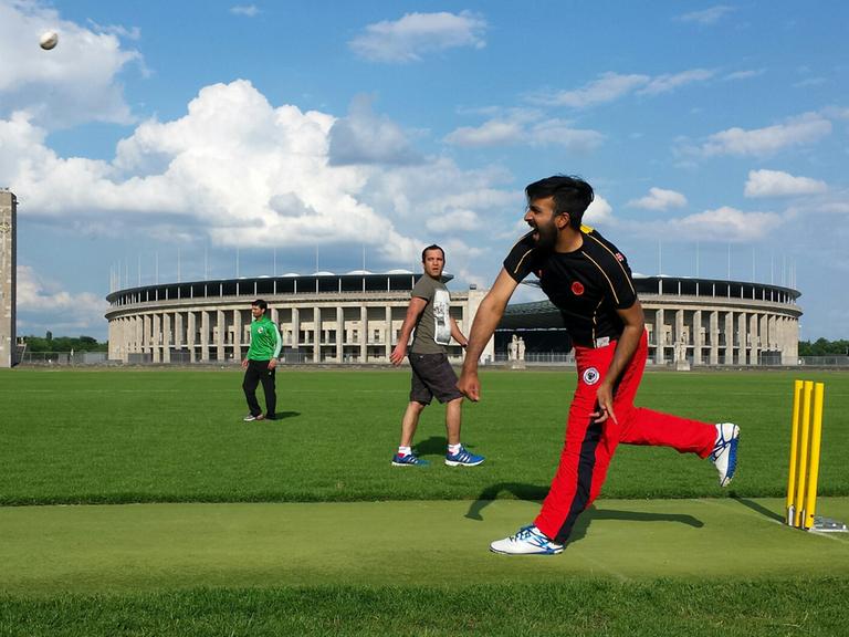 Cricket-Spieler traineren am Olympiastadion in Berlin,