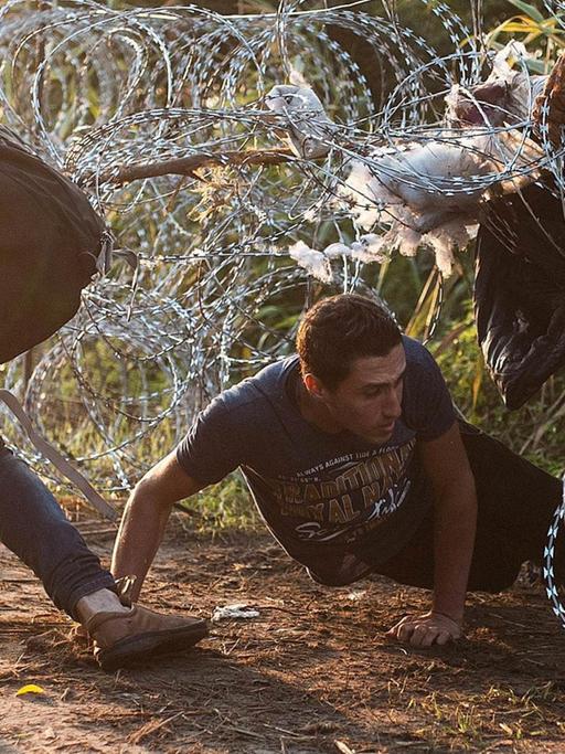 Flüchtlinge überqueren am 27. August den Grenzzaun zwischen Serbien und Ungarn
