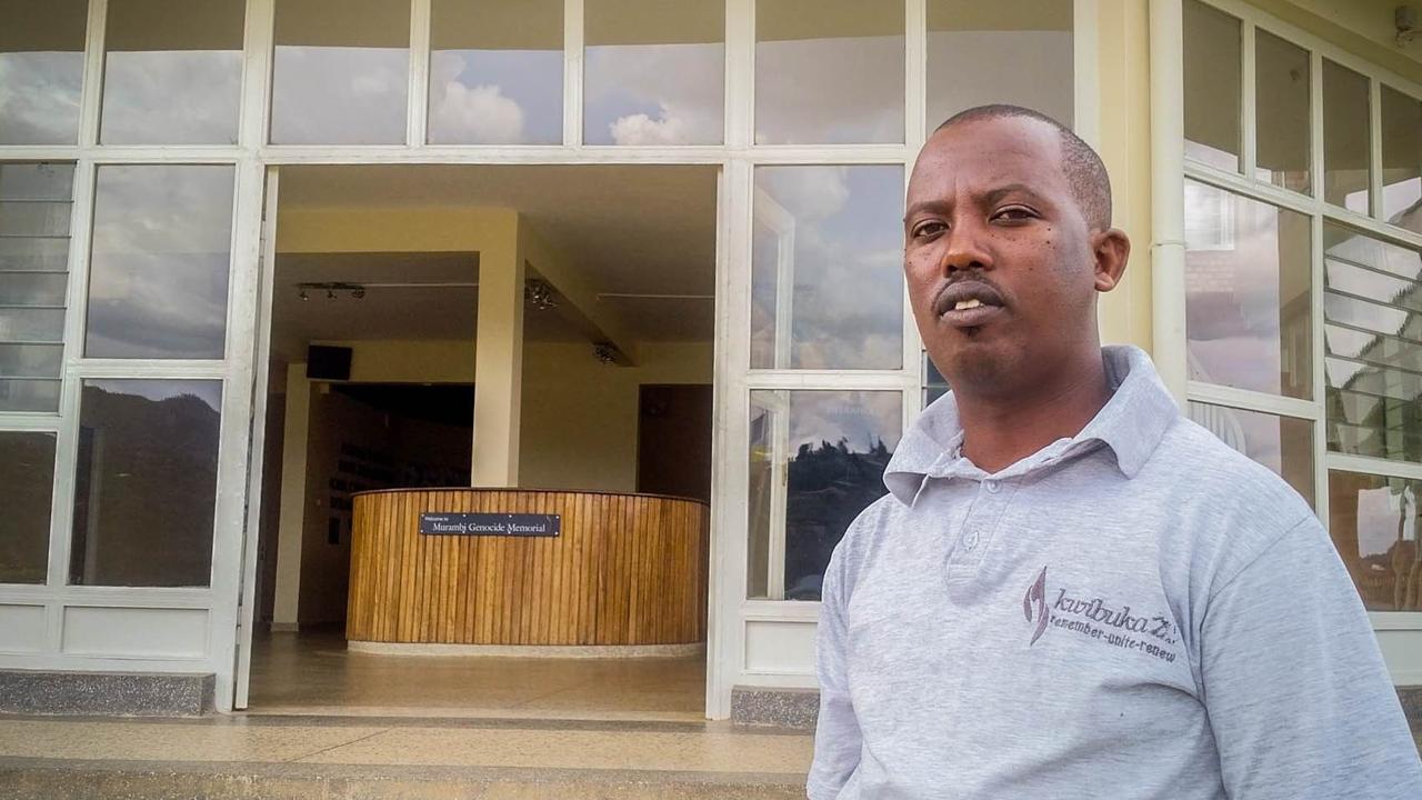 Stanley Mugabarigira ist der Gedenkstättenführer von Murambi. Er steht vor dem Eingang.