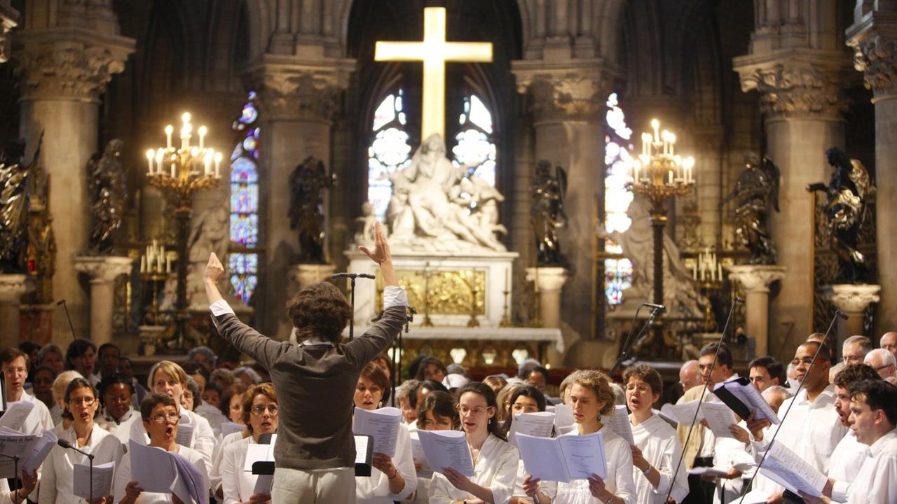 Ein Chor singt im Inneren der Kathedrale Notre Dame de Paris. Ein Chor singt im Inneren der Kathedrale Notre Dame de Paris.