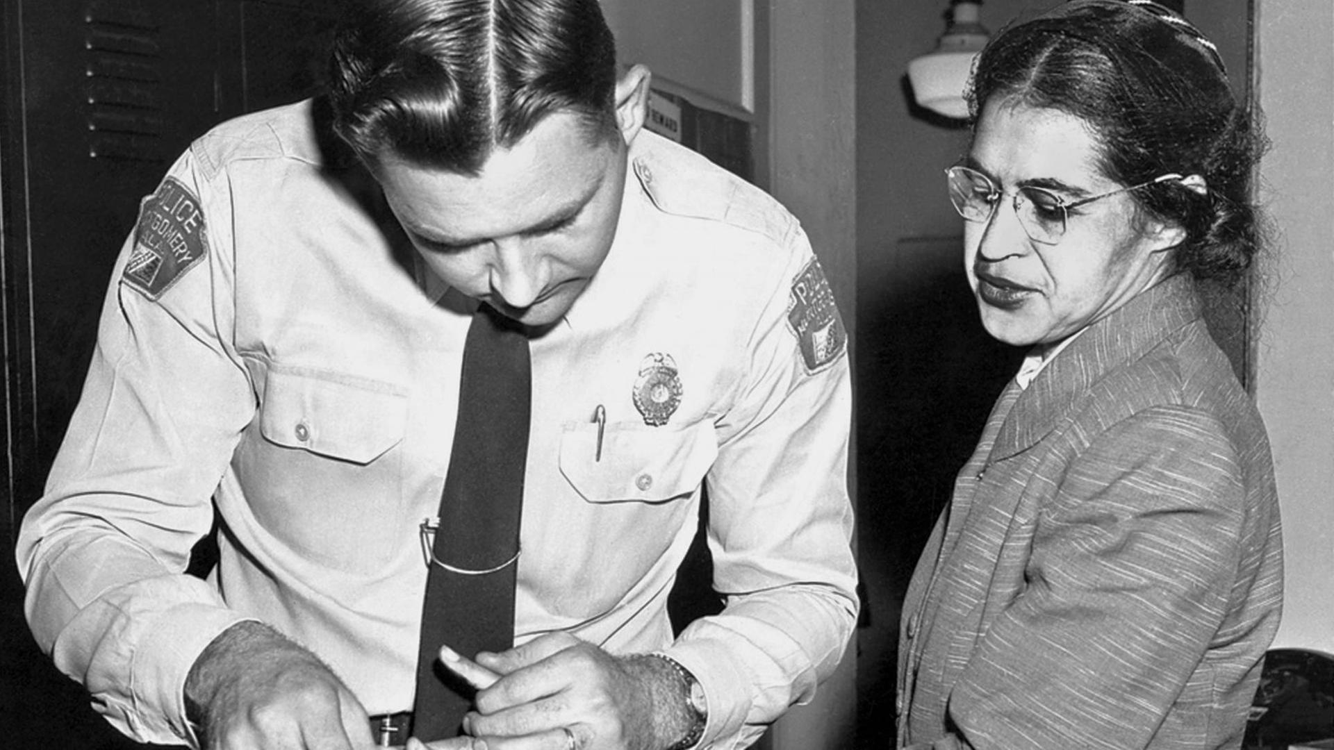 Die Bürgerrechtlerin Rosa Parks bei ihrer Festnahme. Die Bürgerrechtlerin Rosa Parks bei ihrer Festnahme.