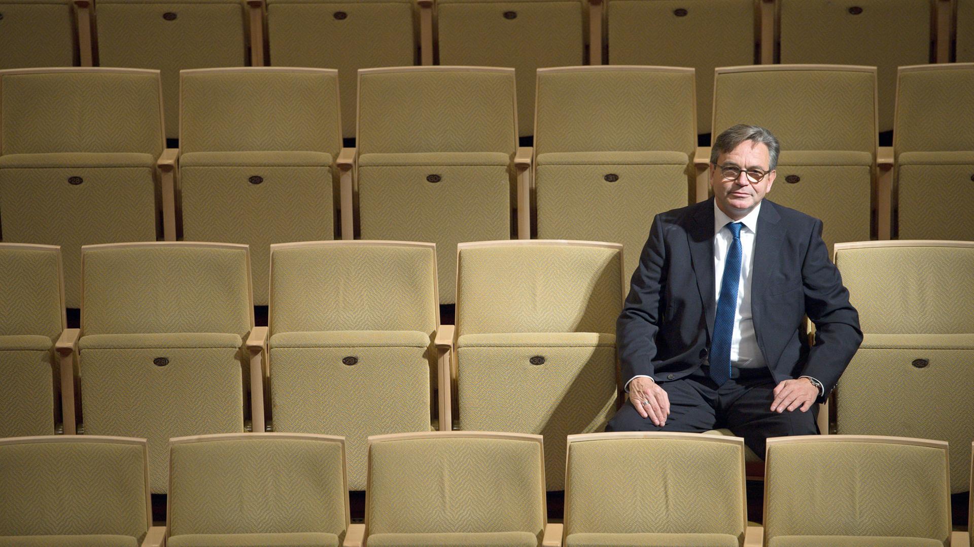 Der Leipziger Opernintendant Prof. Ulf Schirmersitzt in den Rängen des Zuschauer-Saales, Der Leipziger Opernintendant Prof. Ulf Schirmersitzt in den Rängen des Zuschauer-Saales,