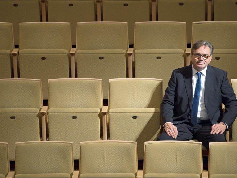 Der Leipziger Opernintendant Prof. Ulf Schirmersitzt in den Rängen des Zuschauer-Saales,