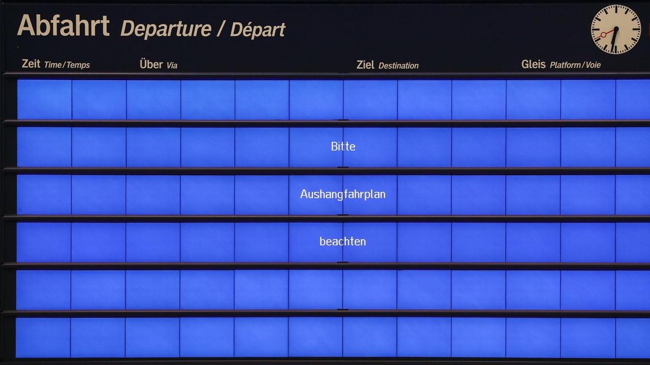 Die elektronische Anzeigentafel der Bahn im Hauptbahnhof Leipzig (Sachsen) zeigt am 13.05.2017 nur den Schriftzug «Bitte Aushangfahrplan beachten». Die weltweite Welle von Cyber-Attacken hat auch die Deutsche Bahn getroffen. Die elektronische Anzeigentafel der Bahn im Hauptbahnhof Leipzig (Sachsen) zeigt am 13.05.2017 nur den Schriftzug «Bitte Aushangfahrplan beachten». Die weltweite Welle von Cyber-Attacken hat auch die Deutsche Bahn getroffen.