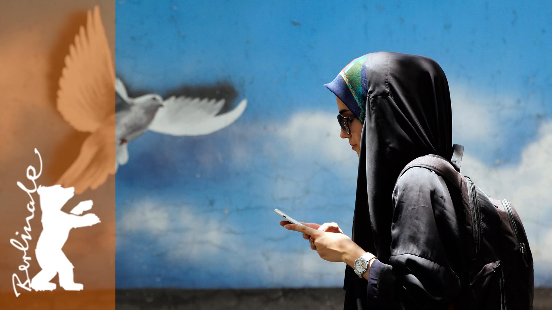 Alltag in Teheran: eine iranische Frau geht durch die iranische Hauptstadt Alltag in Teheran: eine iranische Frau geht durch die iranische Hauptstadt