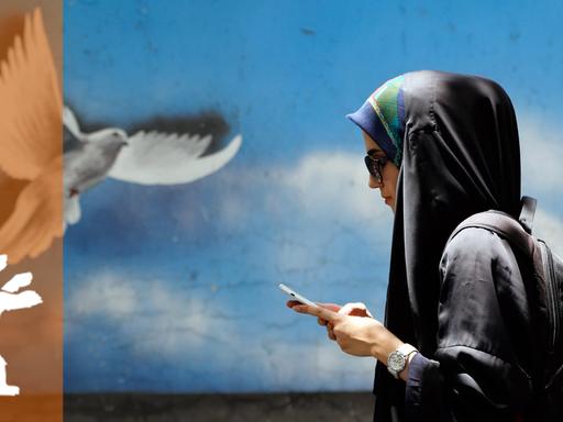 Alltag in Teheran: eine iranische Frau geht durch die iranische Hauptstadt