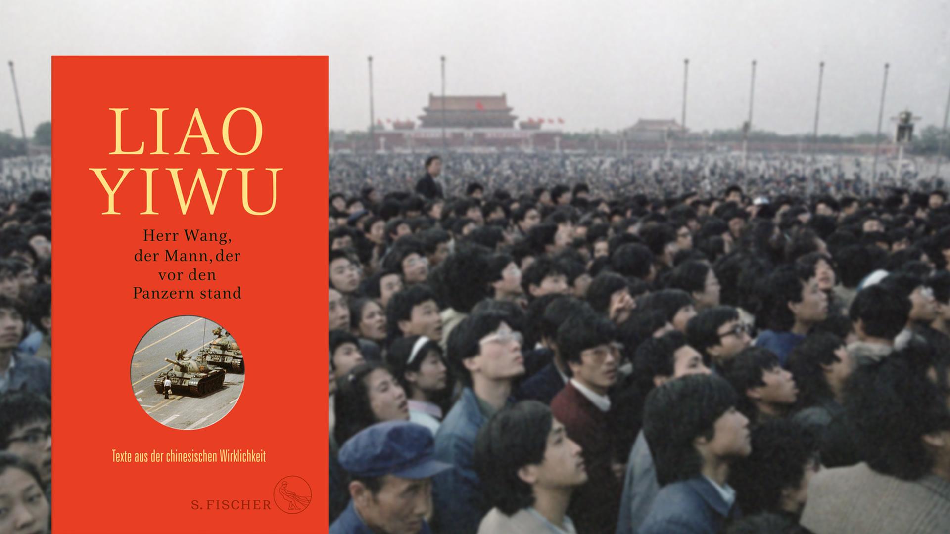 Eine Montage zeigt das Buchcover "Herr Wang, der Mann der vor den Panzern stand" von Liao Yiwu, neben einem Foto von Tausenden Menschen auf dem Platz des Himmlischen Friedens in Peking vor 30 Jahren.