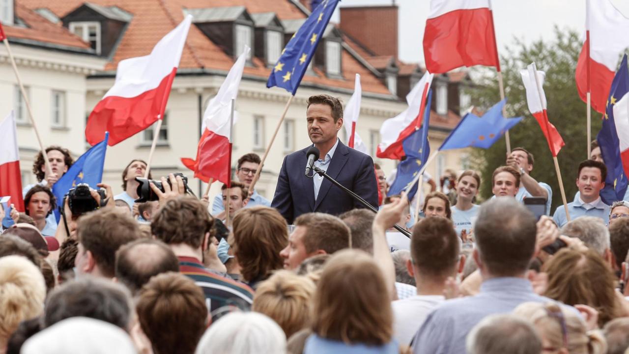 Der Herausforderer Rafal Trzaskowski beim Wahlkampf in Warschau Der Herausforderer Rafal Trzaskowski beim Wahlkampf in Warschau