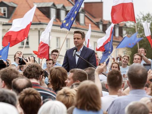 Der Herausforderer Rafal Trzaskowski beim Wahlkampf in Warschau