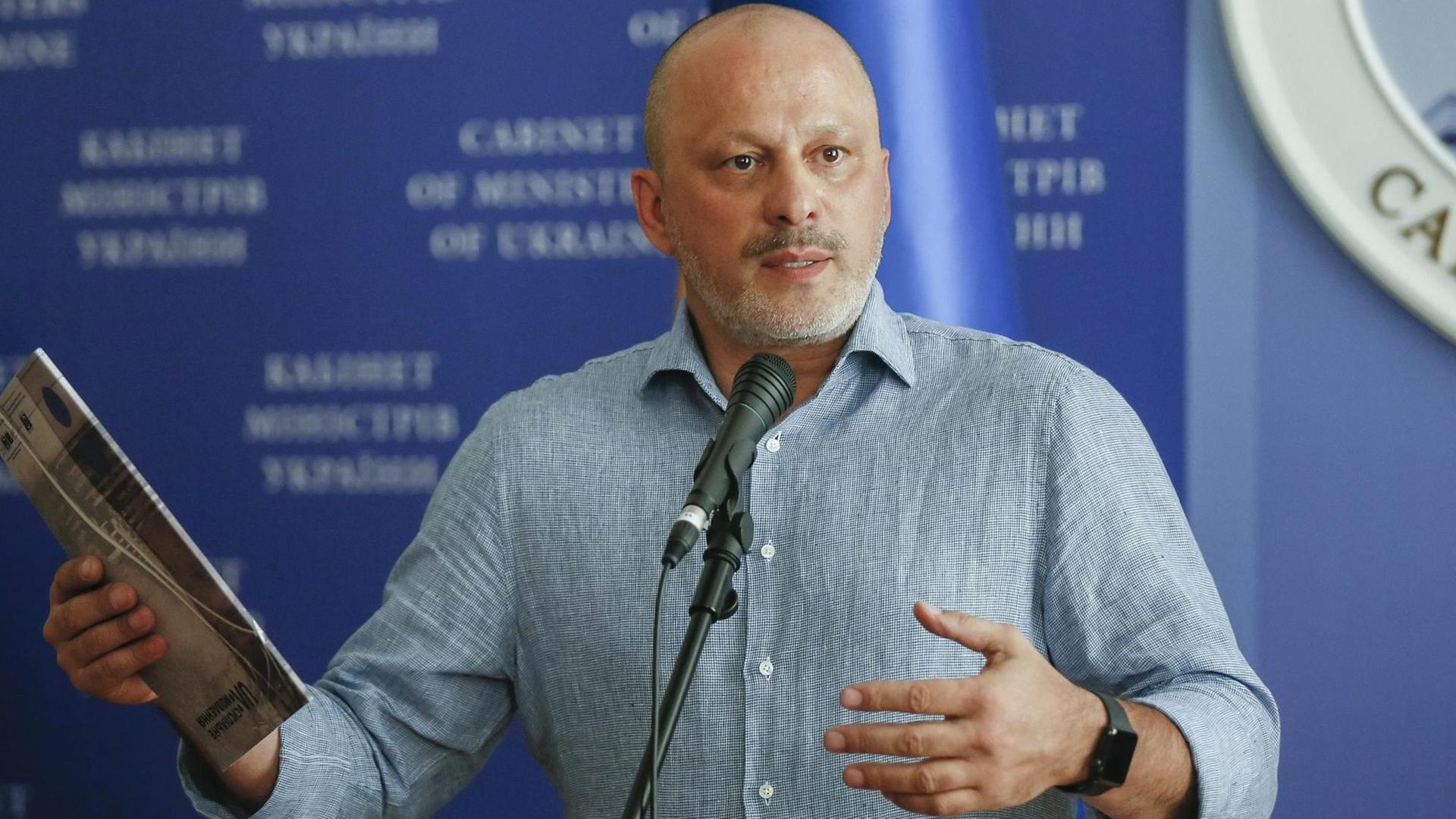 Surab Alasanija, Chef des nationalen ukrainischen Fernsehsenders NTU, spricht im September 2016 bei einer Pressekonferenz in Kiew. Surab Alasanija, Chef des nationalen ukrainischen Fernsehsenders NTU, spricht im September 2016 bei einer Pressekonferenz in Kiew.