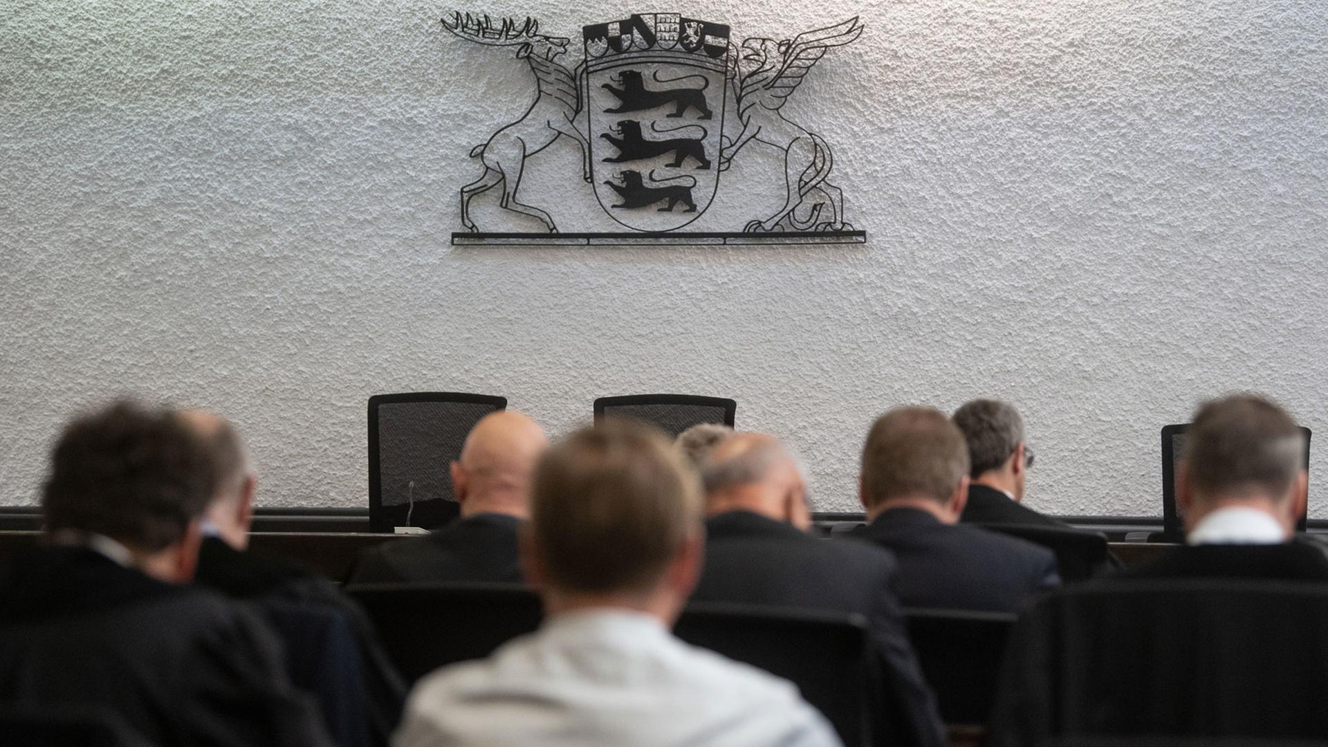Ehemalige Mitarbeiter von Heckler & Koch in einem Gerichtssaal im Landgericht Stuttgart. Ehemalige Mitarbeiter von Heckler & Koch in einem Gerichtssaal im Landgericht Stuttgart.