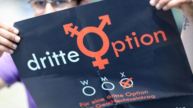 Die Gruppe "Dritte Option" fordert, dass es beim Geschlechtseintrag im Geburtenregister eine weitere Option neben "männlich" und "weiblich" gibt.