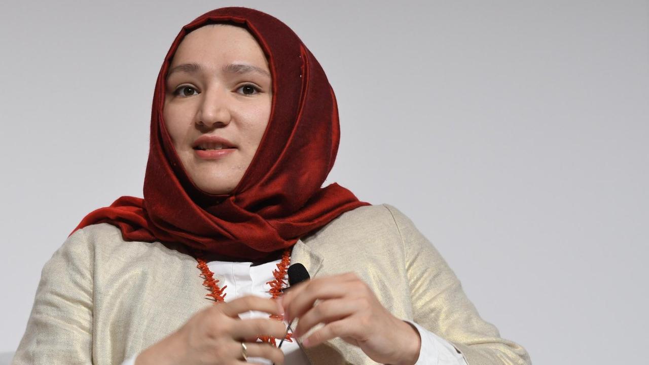 Aktivistin Kübra Gümüsay im Mai 2017 in Köln. Eine Frau mit einem roten Kopftuch sitzt auf einem Podium. Aktivistin Kübra Gümüsay im Mai 2017 in Köln. Eine Frau mit einem roten Kopftuch sitzt auf einem Podium.