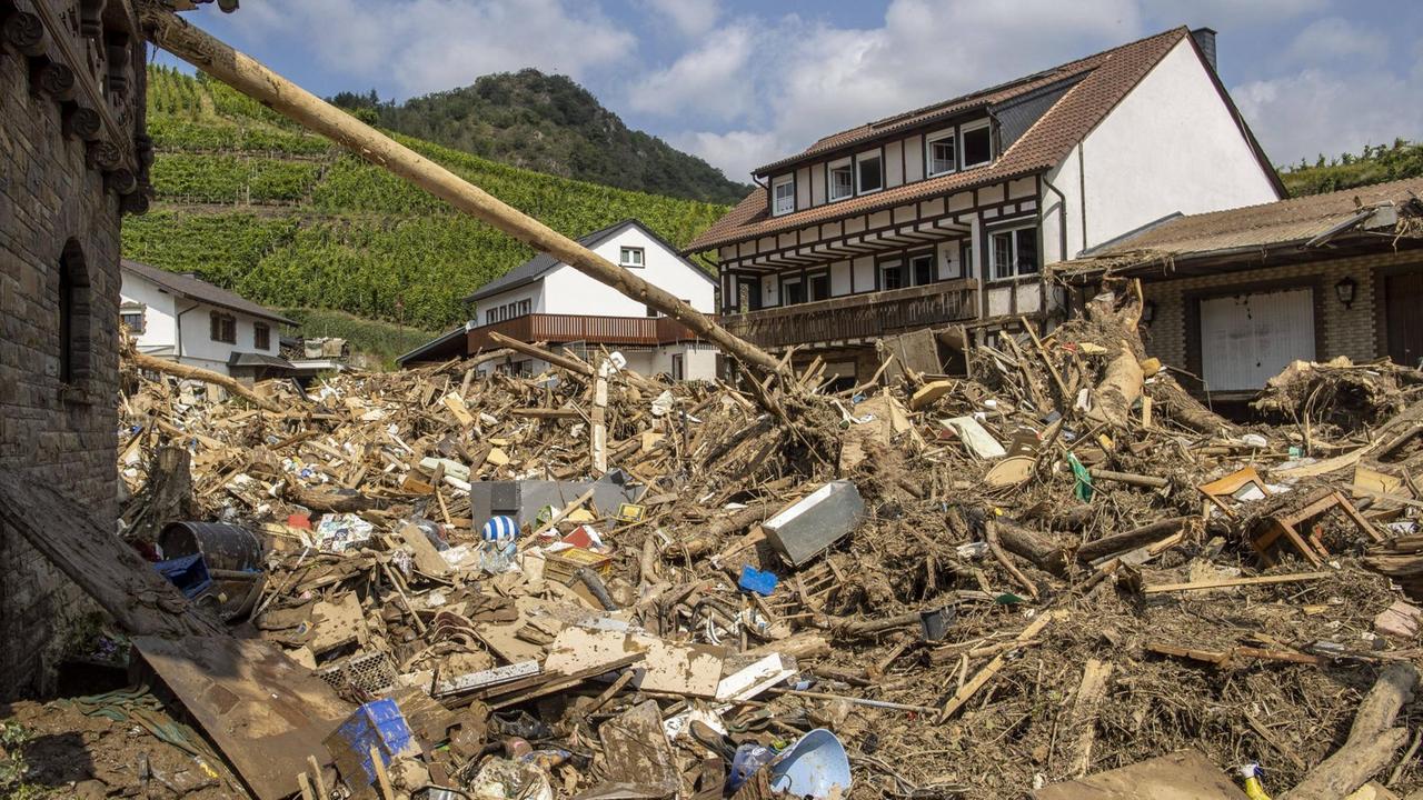 Trümmer im Ortskern von Mayschoß im Ahrtal nach der Flutkatastrophe.