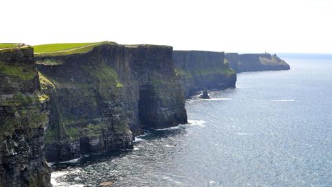 Die Cliffs of Moher an der Westküste der Grafschaft Clare sind an ihrem höchsten Punkt 214 Meter hoch und erheben sich acht Kilometer lang über dem Atlantischen Ozean