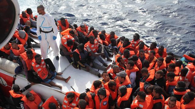 Seenotrettung von Bootsflüchtlingen vor der libyschen Küste