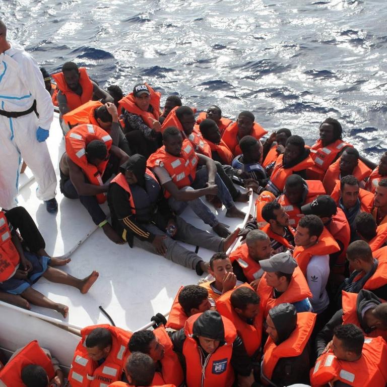 Seenotrettung von Bootsflüchtlingen vor der libyschen Küste 

