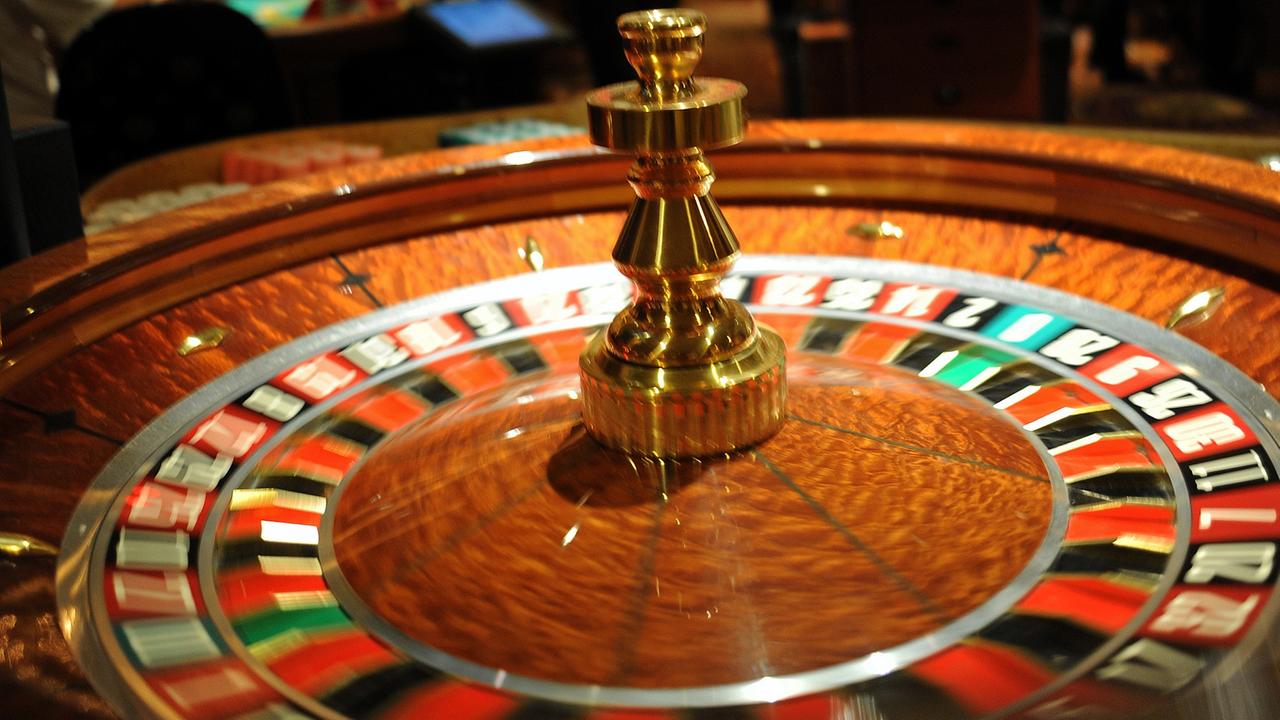 In einer Spielbank dreht sich das Roulette. In einer Spielbank dreht sich das Roulette.