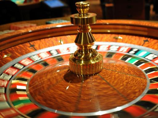 In einer Spielbank dreht sich das Roulette.
