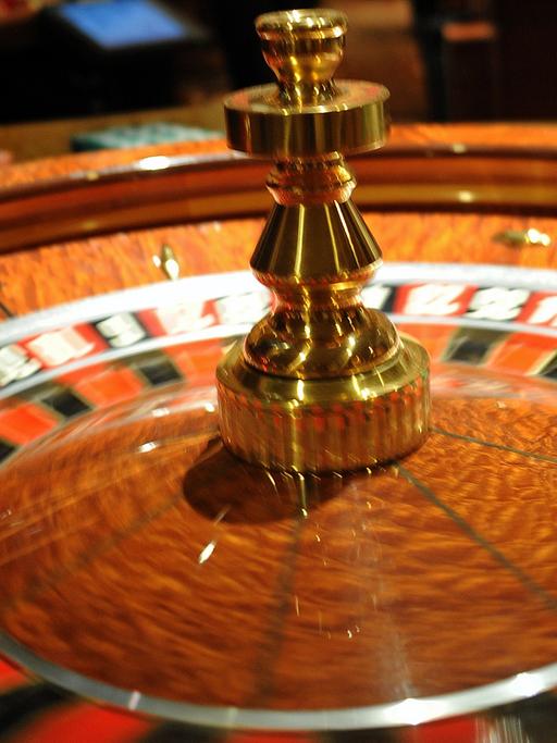 In einer Spielbank dreht sich das Roulette.