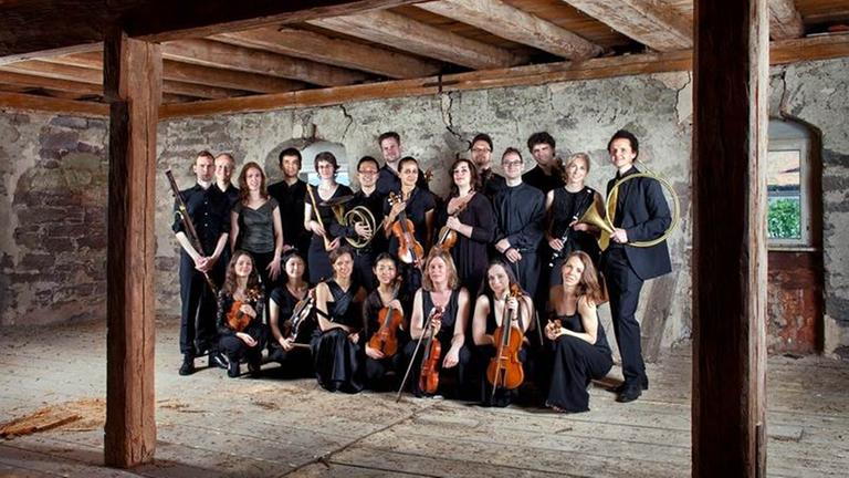 Die Musikerinnen und Musiker des Alte-Musik-Ensembles Compagnia di Punto stehen in einem historischen Raum Die Musikerinnen und Musiker des Alte-Musik-Ensembles Compagnia di Punto stehen in einem historischen Raum