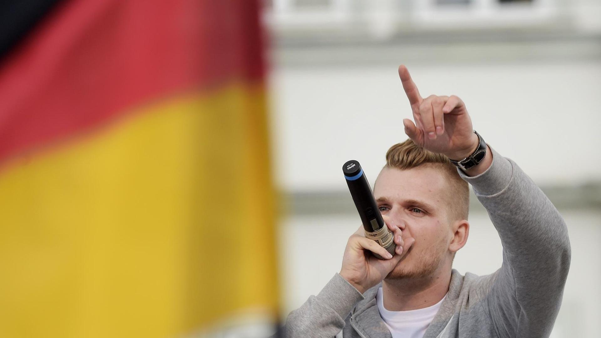 Chris Ares rappt auf einer Protestveranstaltung gegen den Bau einer Moschee in Erfurt. Chris Ares rappt auf einer Protestveranstaltung gegen den Bau einer Moschee in Erfurt.