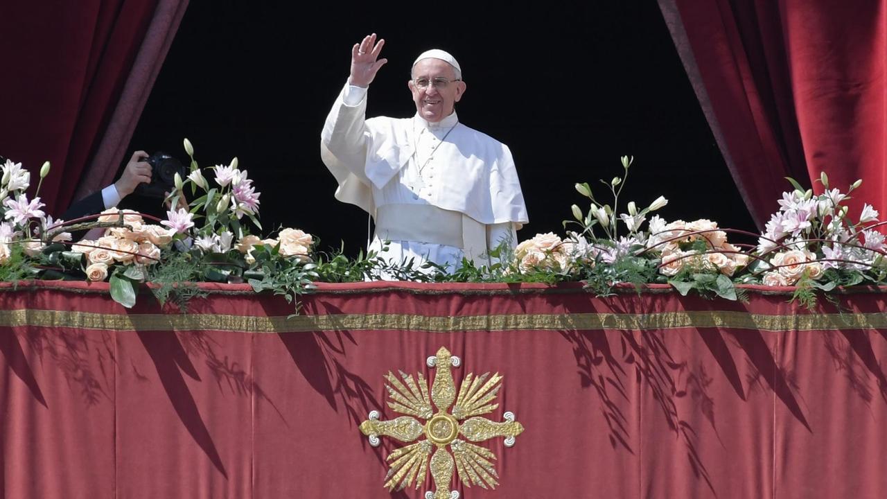 Papst Franziskus auf dem Petersplatz in Rom. Papst Franziskus auf dem Petersplatz in Rom.