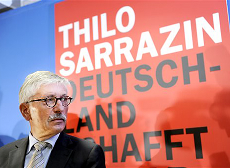 Das Vorstandsmitglied der Deutschen Bundesbank, Thilo Sarrazin, stellt in Berlin sein neues Buch "Deutschland schafft sich ab" vor.