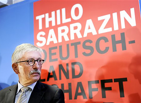Das Vorstandsmitglied der Deutschen Bundesbank, Thilo Sarrazin, stellt in Berlin sein neues Buch "Deutschland schafft sich ab" vor. Das Vorstandsmitglied der Deutschen Bundesbank, Thilo Sarrazin, stellt in Berlin sein neues Buch "Deutschland schafft sich ab" vor.