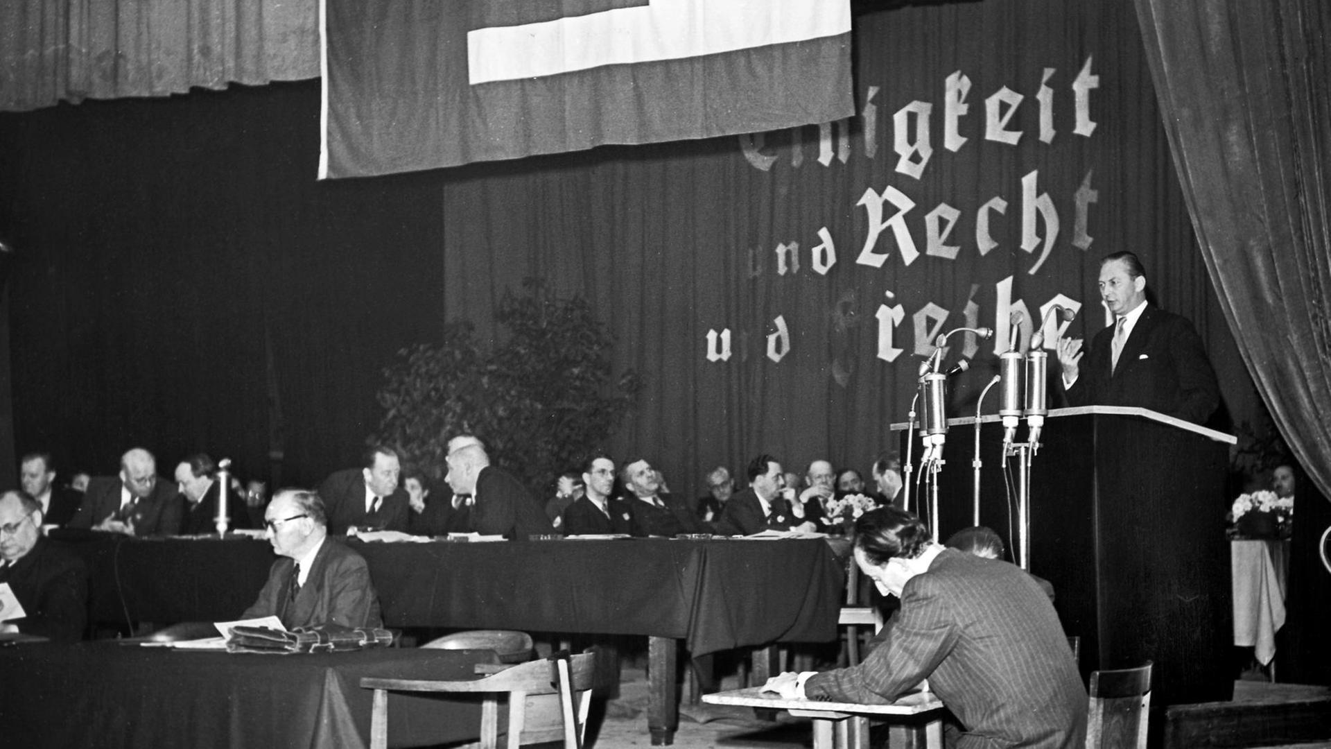 Während des zweiten Tages des Bundesparteitags der Christlich-Demokratischen Union (CDU) spricht Kurt Georg Kiesinger über das Thema "Der geschichtliche Auftrag der CDU". Vom 20. bis 22. Oktober 1950 hielt die CDU im Odeonsaal der alten Kaiserstadt Goslar ihren ersten Bundesparteitag seit ihrer Gründung 1945 ab. Während des zweiten Tages des Bundesparteitags der Christlich-Demokratischen Union (CDU) spricht Kurt Georg Kiesinger über das Thema "Der geschichtliche Auftrag der CDU". Vom 20. bis 22. Oktober 1950 hielt die CDU im Odeonsaal der alten Kaiserstadt Goslar ihren ersten Bundesparteitag seit ihrer Gründung 1945 ab.