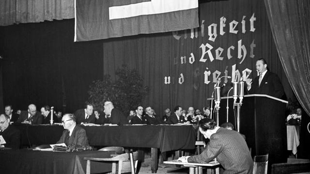 Während des zweiten Tages des Bundesparteitags der Christlich-Demokratischen Union (CDU) spricht Kurt Georg Kiesinger über das Thema "Der geschichtliche Auftrag der CDU". Vom 20. bis 22. Oktober 1950 hielt die CDU im Odeonsaal der alten Kaiserstadt Goslar ihren ersten Bundesparteitag seit ihrer Gründung 1945 ab.