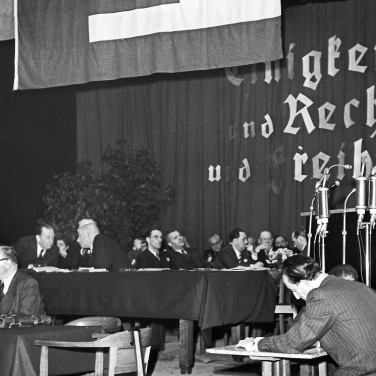 Während des zweiten Tages des Bundesparteitags der Christlich-Demokratischen Union (CDU) spricht Kurt Georg Kiesinger über das Thema "Der geschichtliche Auftrag der CDU". Vom 20. bis 22. Oktober 1950 hielt die CDU im Odeonsaal der alten Kaiserstadt Goslar ihren ersten Bundesparteitag seit ihrer Gründung 1945 ab. 