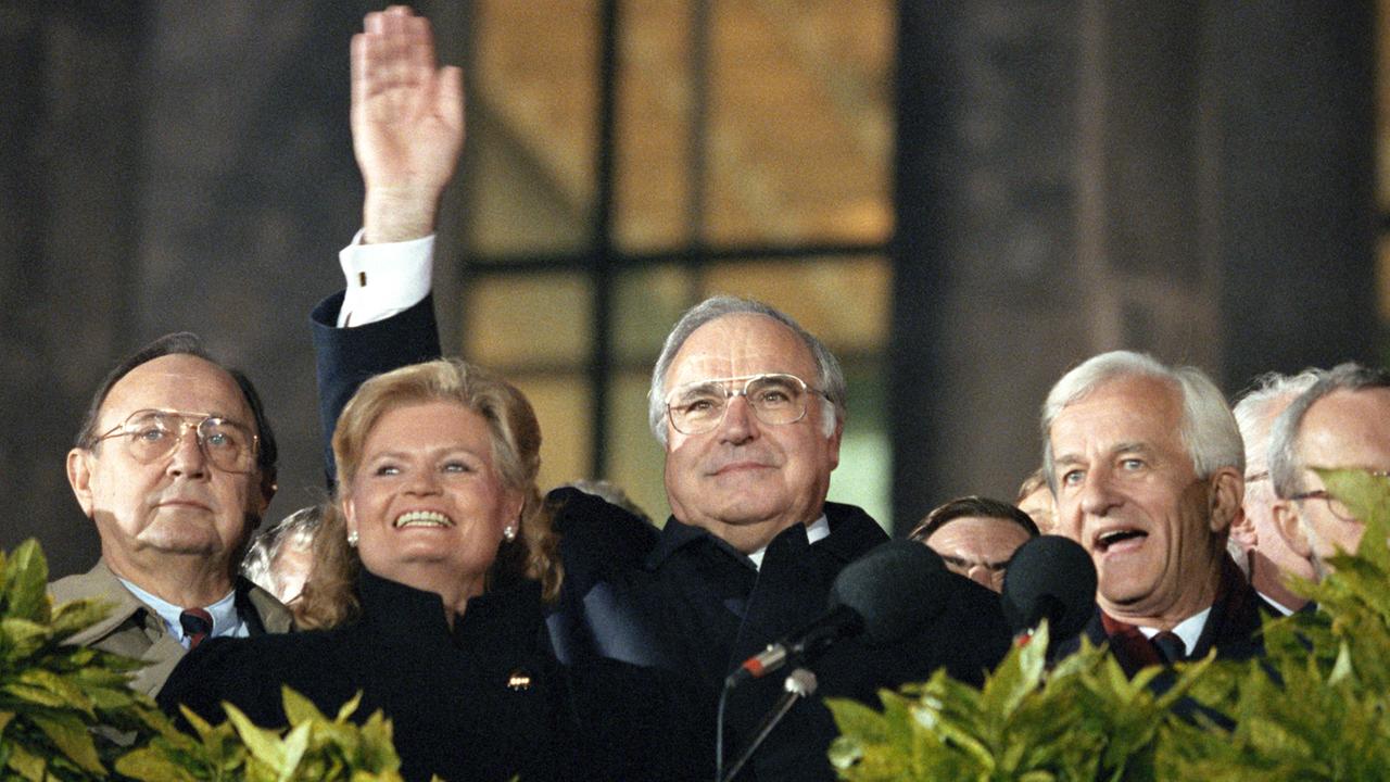 Bei der Feier in Berlin am 3. Oktober 1990 winken von der Freitreppe des Reichstagsgebäude v. li. Bundesaußenminister Hans-Dietrich Genscher (FDP), Hannelore Kohl, Bundeskanzler Helmut Kohl (CDU) und Bundespräsident Richard von Weizsäcker Bei der Feier in Berlin am 3. Oktober 1990 winken von der Freitreppe des Reichstagsgebäude v. li. Bundesaußenminister Hans-Dietrich Genscher (FDP), Hannelore Kohl, Bundeskanzler Helmut Kohl (CDU) und Bundespräsident Richard von Weizsäcker
