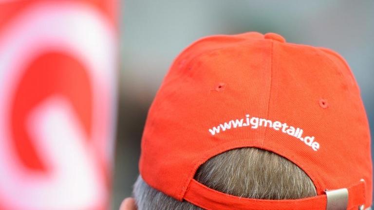 Ein Mann trägt am 10.01.2018 in Homburg (Saarland) bei einem Warnstreik am Werk der Firma Bosch eine Mütze mit der Aufschrift IG Metall. Mit Warnstreiks will die Gewerkschaft den Druck im Tarifstreit der Metall- und Elektroindustrie erhöhen. Foto: Oliver Dietze/dpa | Verwendung weltweit Ein Mann trägt am 10.01.2018 in Homburg (Saarland) bei einem Warnstreik am Werk der Firma Bosch eine Mütze mit der Aufschrift IG Metall. Mit Warnstreiks will die Gewerkschaft den Druck im Tarifstreit der Metall- und Elektroindustrie erhöhen. Foto: Oliver Dietze/dpa | Verwendung weltweit