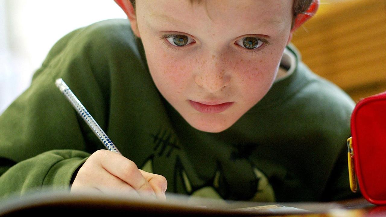 Ein Schüler einer Grundschule in Heiligenhaus nahe Düsseldorf schreibt einige Zeilen aus einem Buch ab. Ein Schüler einer Grundschule in Heiligenhaus nahe Düsseldorf schreibt einige Zeilen aus einem Buch ab.