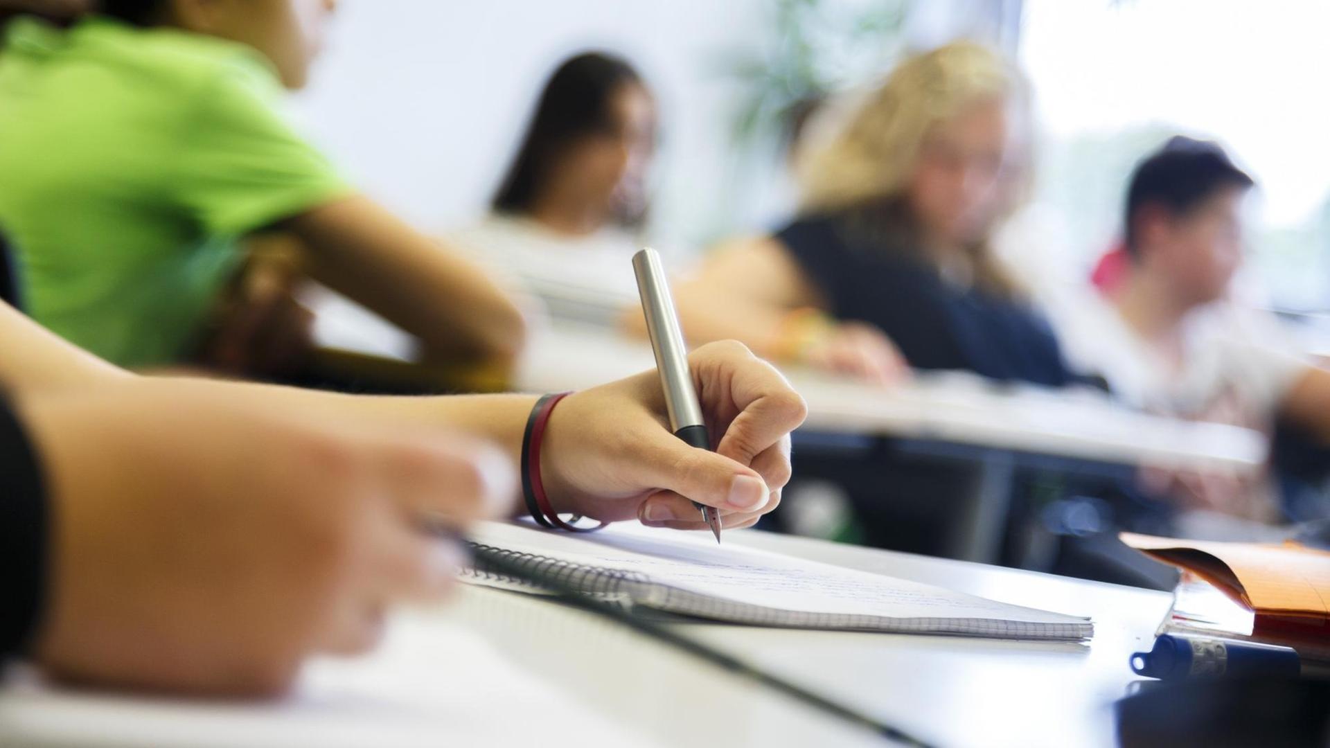 Eine Schuelerin schreibt waehrend einer Unterrichtsstunde auf einen Block. Kein Model Release vorhanden, no model release. NUR ZUR REDAKTIONELLEN VERWENDUNG UNTER WAHRUNG DER PERSOENLICHKEITSRECHTE. Goettingen, Deutschland. 19.09.2014. Copyright: Thomas Trutschel/ picture alliance/photothek Eine Schuelerin schreibt waehrend einer Unterrichtsstunde auf einen Block. Kein Model Release vorhanden, no model release. NUR ZUR REDAKTIONELLEN VERWENDUNG UNTER WAHRUNG DER PERSOENLICHKEITSRECHTE. Goettingen, Deutschland. 19.09.2014. Copyright: Thomas Trutschel/ picture alliance/photothek