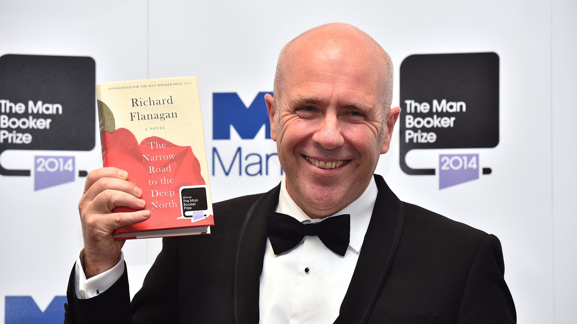Der australische Autor Richard Flanagan posiert mit seinem Buch "The Narrow Road to the Deep North", für das er mit dem Booker Prize 2014 ausgezeichnet wurde. Der australische Autor Richard Flanagan posiert mit seinem Buch "The Narrow Road to the Deep North", für das er mit dem Booker Prize 2014 ausgezeichnet wurde.