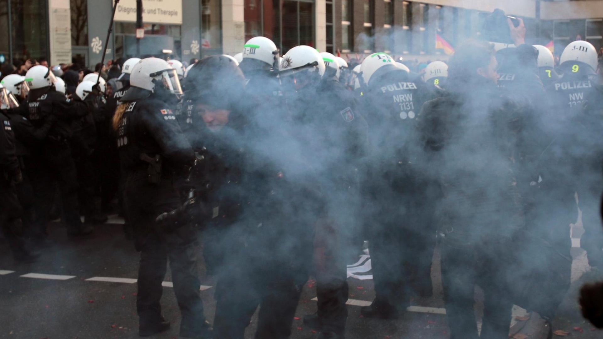 Gewalt zwischen Anhängern von Pegida und Pro NRW und Polizisten bei einer Demonstration in Köln