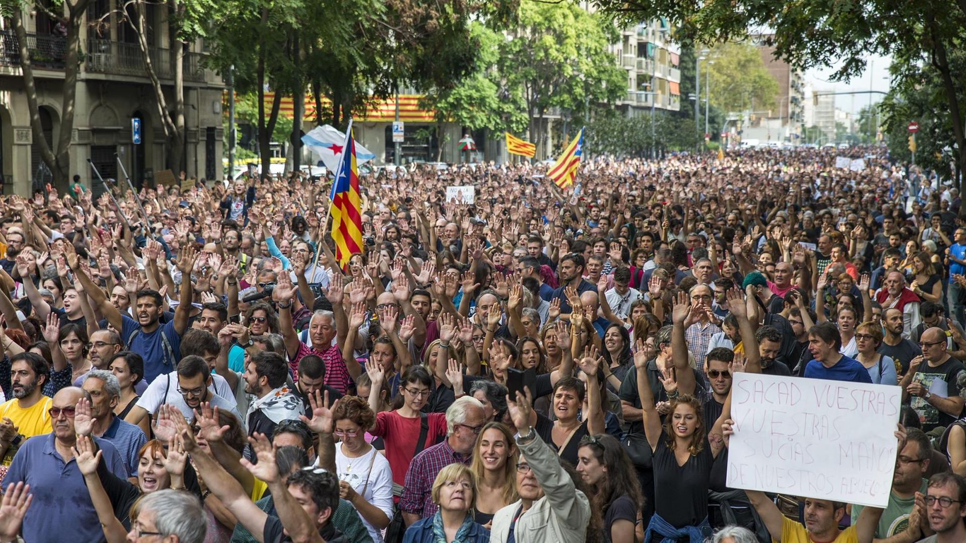 Befürworter des katalanischen Unabhängigkeitsreferendums demonstrieren am 03.10.2017 in Barcelona gegen Polizeiwalt. Befürworter des katalanischen Unabhängigkeitsreferendums demonstrieren am 03.10.2017 in Barcelona gegen Polizeiwalt.