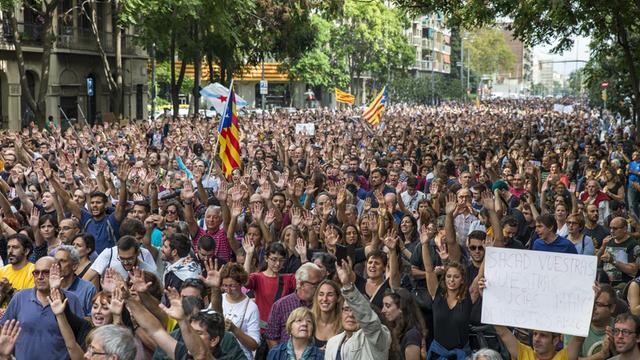 Befürworter des katalanischen Unabhängigkeitsreferendums demonstrieren am 03.10.2017 in Barcelona gegen Polizeiwalt.