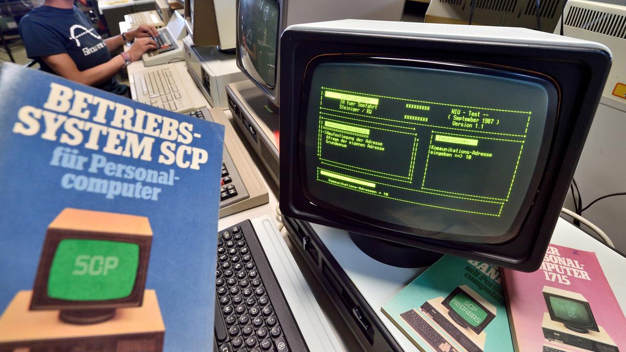 Bürocomputer von Robotron aus dem Büromschinenwerk Sömmerda im Computer- und Technikmuseum in Halle/Saale (Sachsen-Anhalt) Bürocomputer von Robotron aus dem Büromschinenwerk Sömmerda im Computer- und Technikmuseum in Halle/Saale (Sachsen-Anhalt)