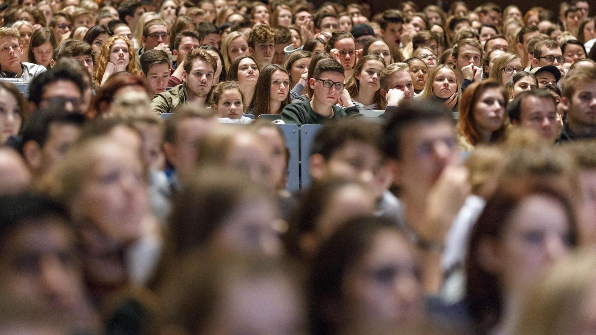 Studierende an der Universität zu Köln. Köln, 09.10.2017 | picture-alliance | Geisler-Fotopress | Verwendung weltweit Studierende an der Universität zu Köln. Köln, 09.10.2017 | picture-alliance | Geisler-Fotopress | Verwendung weltweit