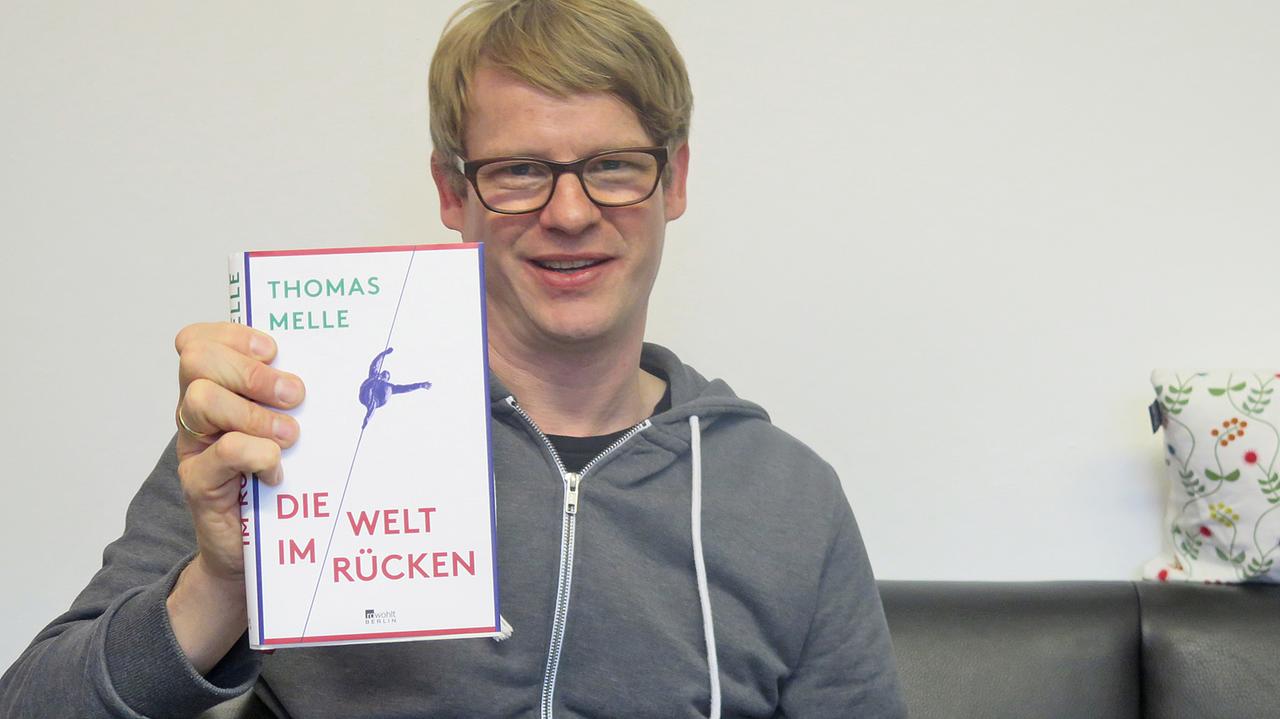 Lesart-Redakteur Kolja Mensing empfiehlt von Thomas Melle "Die Welt im Rücken".