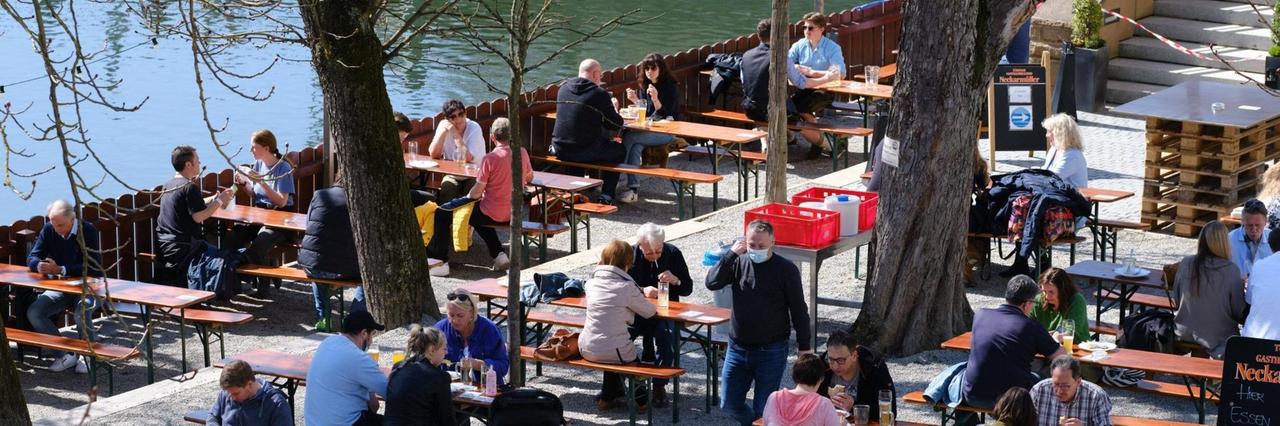 Menschen in Tübingen sitzen am 29.3.2021 in einem Biergarten.
Menschen in Tübingen sitzen am 29.3.2021 in einem Biergarten.