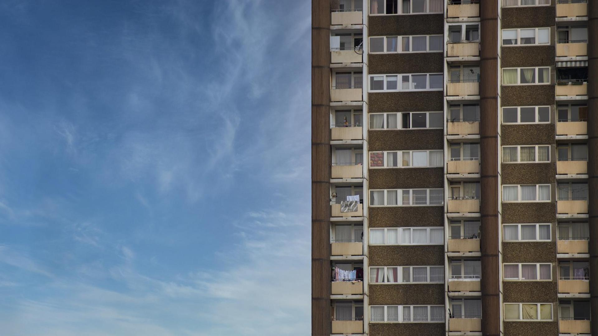 Hochhäuser mit unzähligen Wohnungen im Wohnkomplex auf dem Kölnberg im Stadtteil Meschenich in Köln ragt in den Himmel. Hochhäuser mit unzähligen Wohnungen im Wohnkomplex auf dem Kölnberg im Stadtteil Meschenich in Köln ragt in den Himmel.