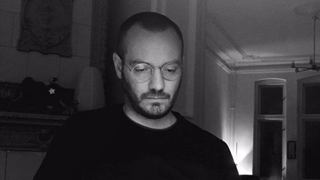 Porträt von Philipp Wüschner, der der Arbeit am Laptop. Porträt von Philipp Wüschner, der der Arbeit am Laptop.