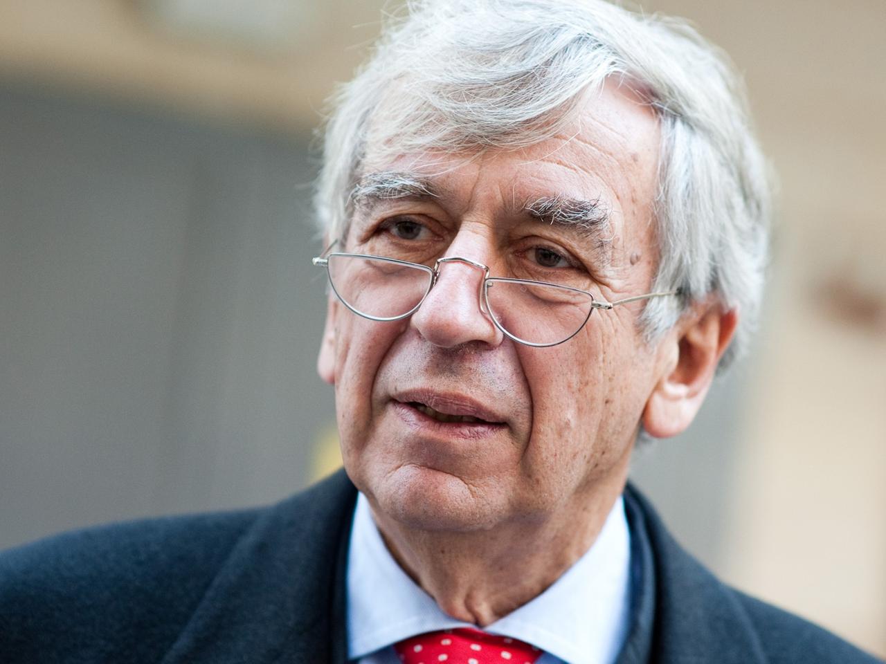 Deutschlands erster Kulturstaatsminister und heutiger "Cicero"-Chefredakteur Michael Naumann steht am 13.11.2012 in Berlin auf der Baustelle der Staatsoper und des künftigen Musikzentrums des West-Eastern Divan Orchestra. Deutschlands erster Kulturstaatsminister und heutiger "Cicero"-Chefredakteur Michael Naumann steht am 13.11.2012 in Berlin auf der Baustelle der Staatsoper und des künftigen Musikzentrums des West-Eastern Divan Orchestra.