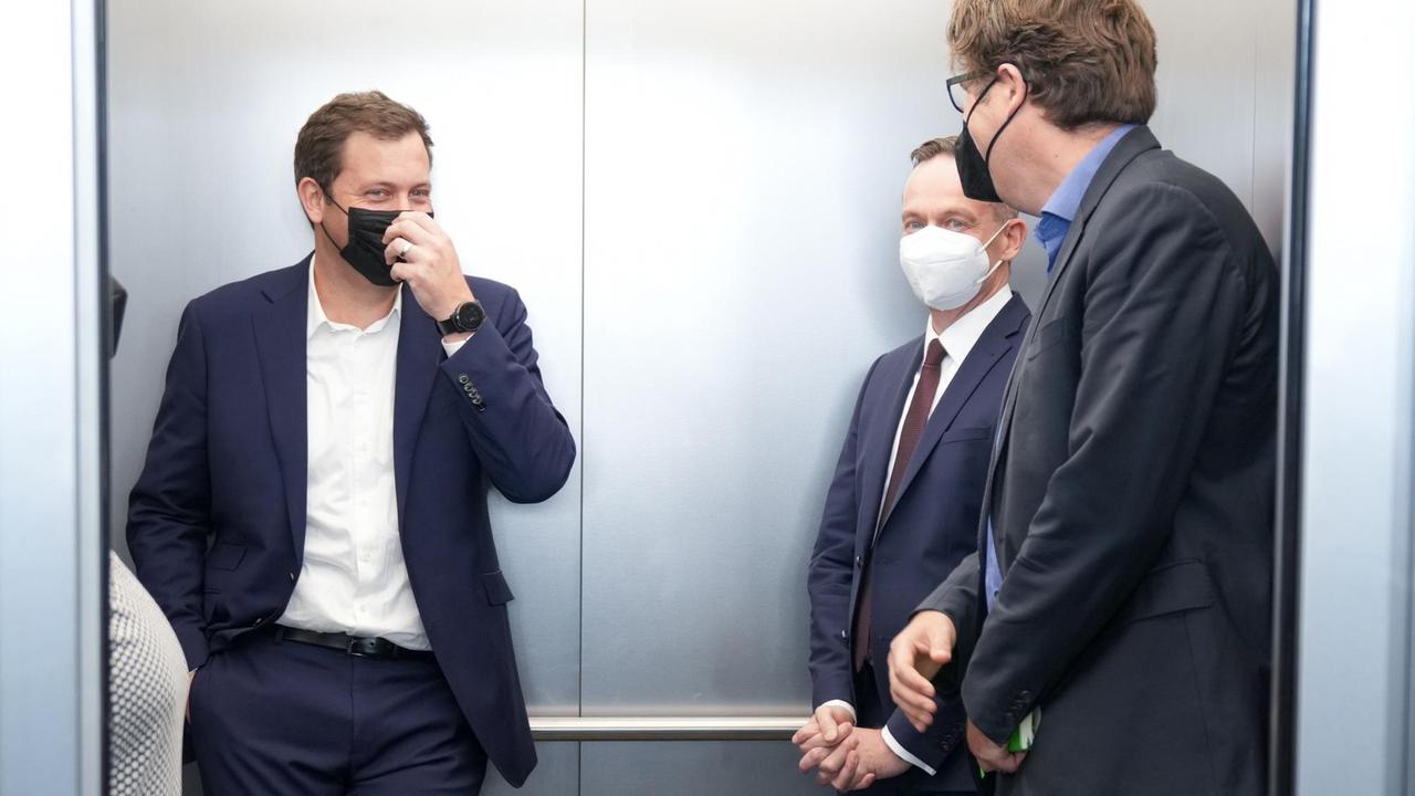 Lars Klingbeil (l-r), SPD-Generalsekretär, Volker Wissing, FDP-Generalsekretär, und Michael Kellner, Bundesgeschäftsführer von Bündnis 90/Die Grünen, stehen nach einer Pressekonferenz zu den Sondierungsgesprächen im Fahrstuhl. Lars Klingbeil (l-r), SPD-Generalsekretär, Volker Wissing, FDP-Generalsekretär, und Michael Kellner, Bundesgeschäftsführer von Bündnis 90/Die Grünen, stehen nach einer Pressekonferenz zu den Sondierungsgesprächen im Fahrstuhl.
